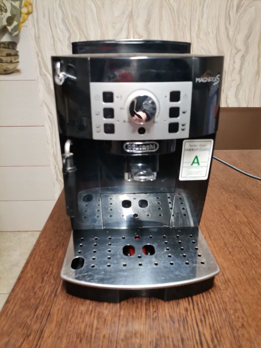 Vând expresor de cafea DeLonghi magnifica S
