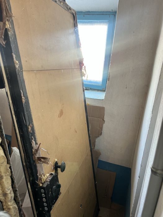 Продам входную металлическую дверь