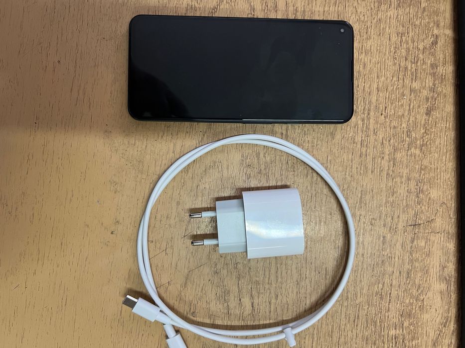 Pixel 5a 5g  със зарядно и кабел