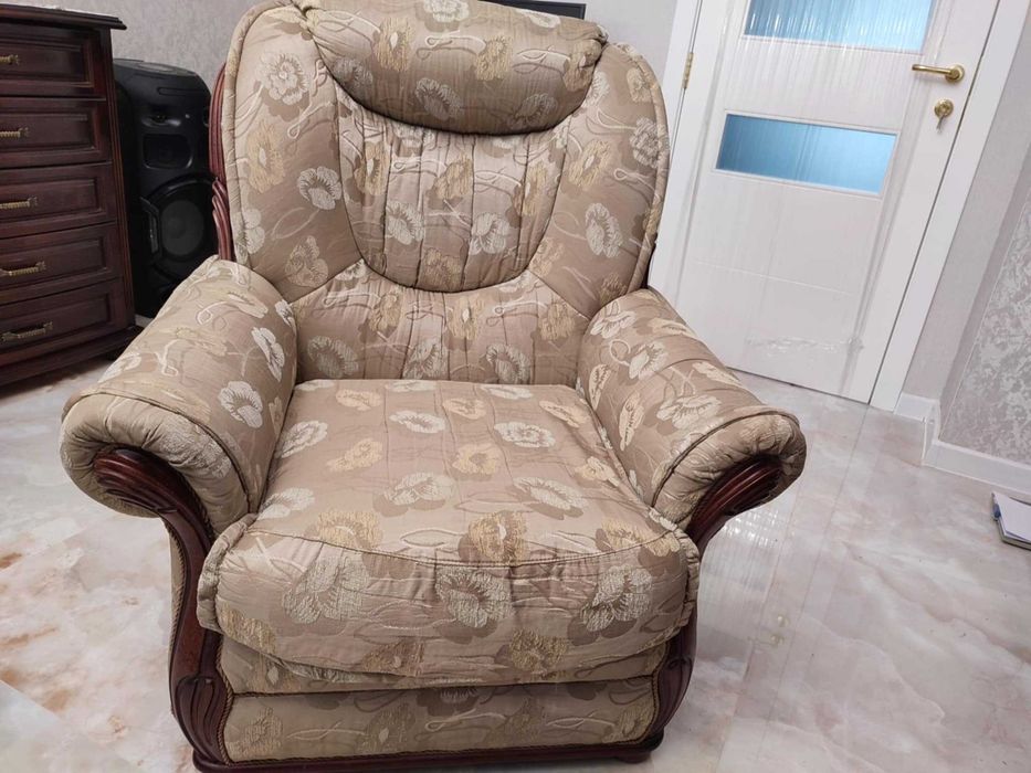 Троен диван разтегателен запазен