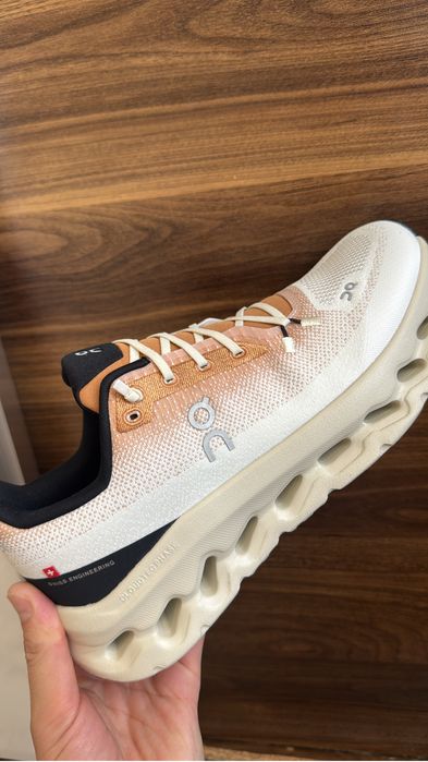 Кроссы Самая популярная модель  On Cloudtilt