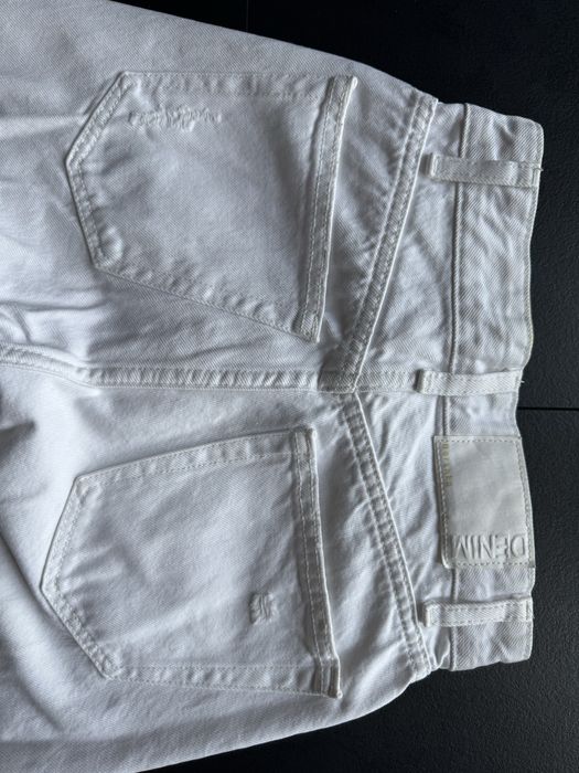 Бели накъсани дънки Bershka