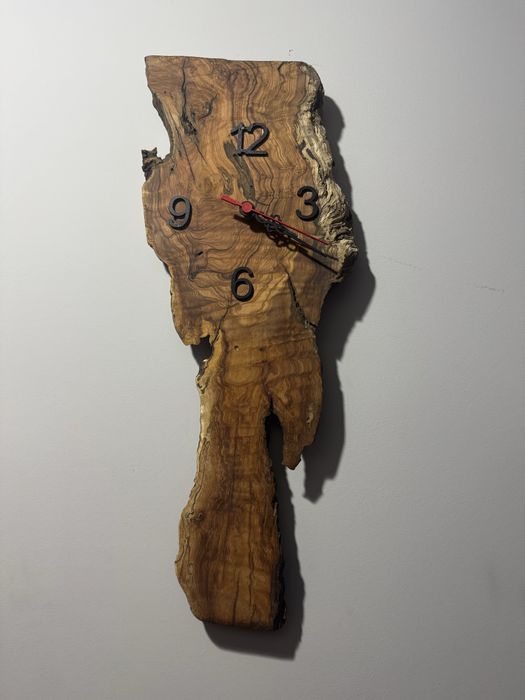 Уникален стенен часовник от истинско дърво