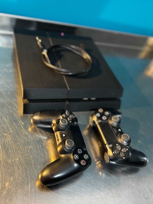 PlayStation 4 1TB + 2 controllere | Funcționează perfect
