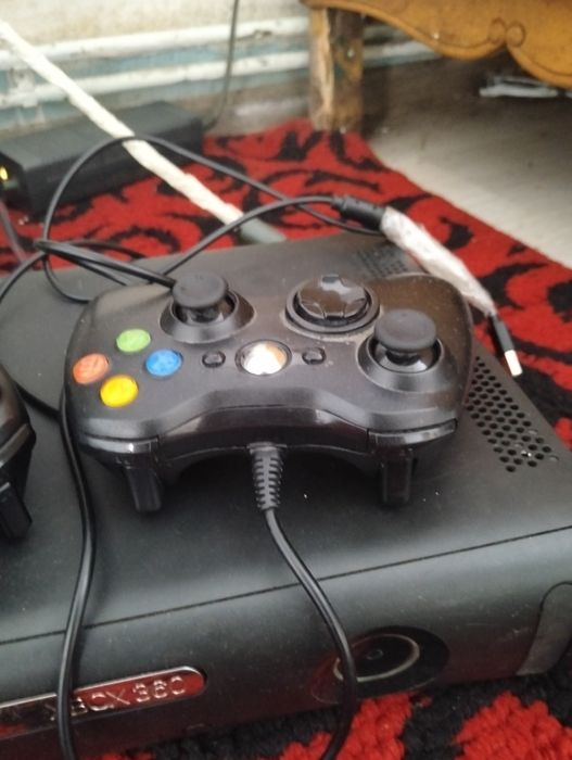 X box 360 cu 2 manete și 4 jocuri