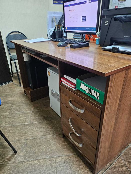 офисная мебель (столы, шкафы, стулья)