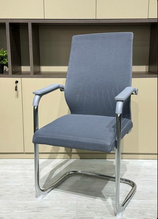 Офисное кресло visitor 005