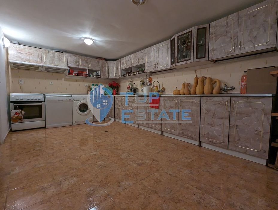 Двуетажна масивна къща с изолация, шест спални и гараж в близост до г