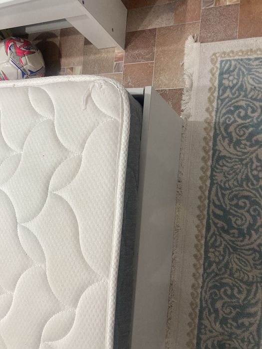 Кровать с матрасом вместе