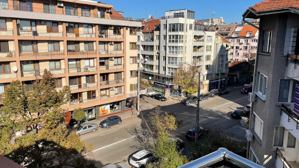 Продавам прекрасен 4-стаен апартамент в нова сграда в кв. Бели брези