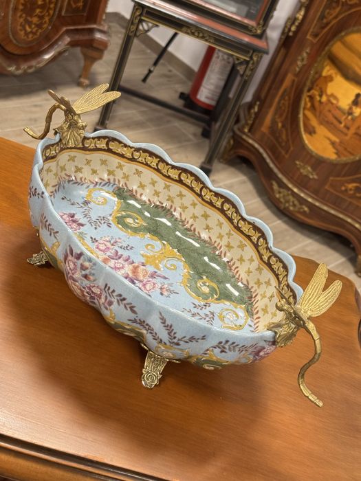 Fructiera deosebita din portelan cu ornamente din bronz