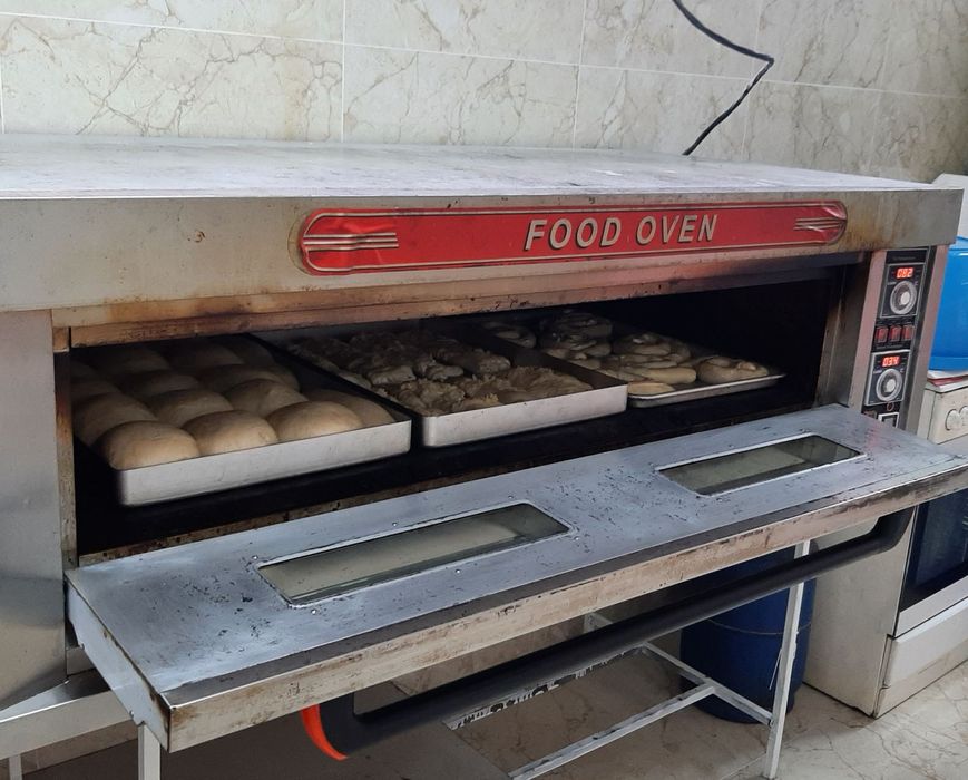 Продавам професионална фурна побира 3 броя тави 60х40