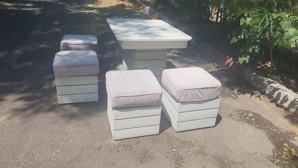 Продам Комплект Стол и Табурет. С мягким основанием.