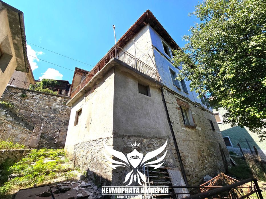 Продавам триетажна къща 150РЗП с 155кв. двор в село Малево