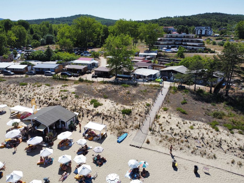 Каравана-бунгало с навес първа линия къмпинг Каваци