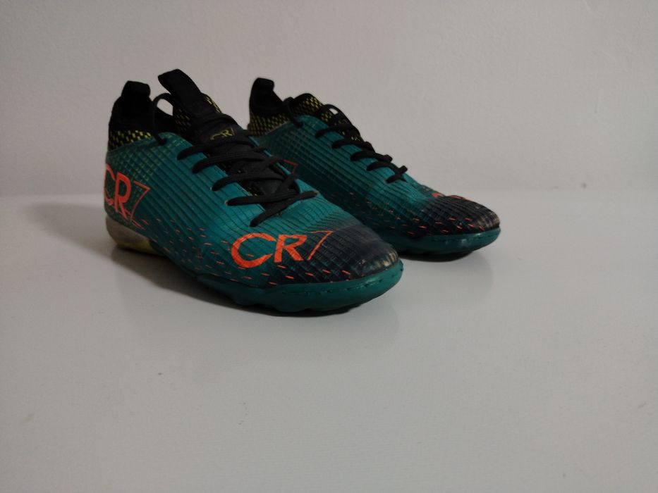 Пордам футбольную обувь