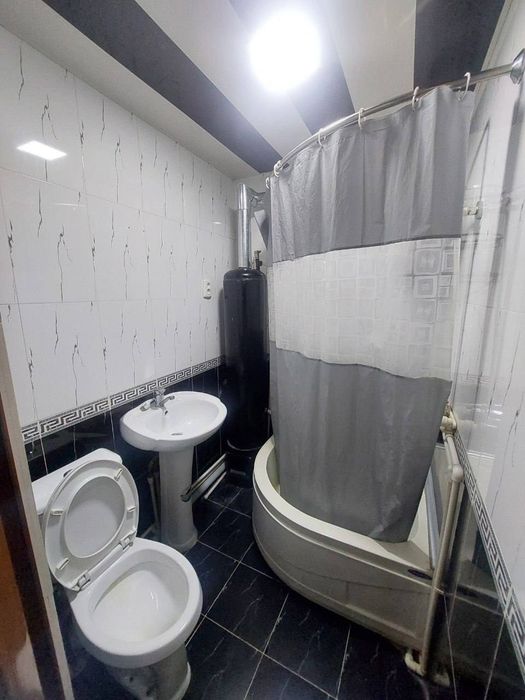 Яккасарой тумани Алишер Навои метро якинида янги қурилган уйда 2 хона