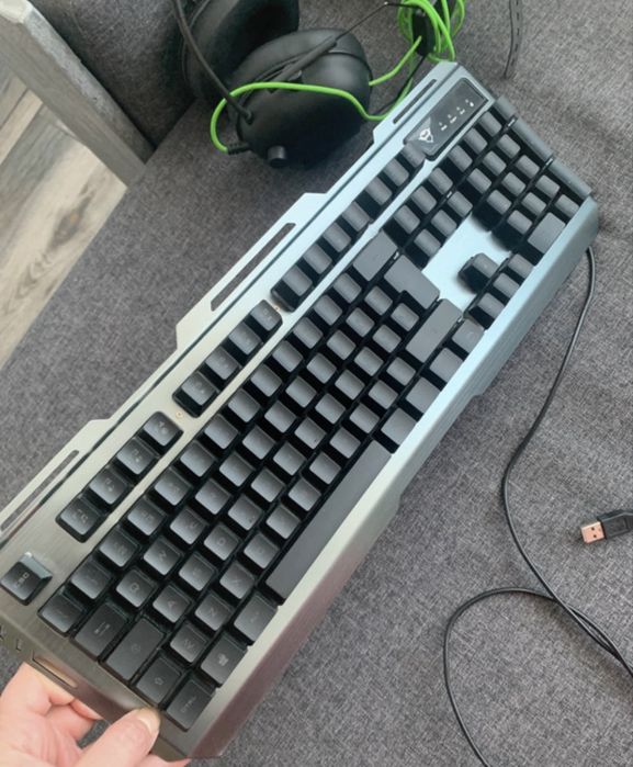 Tastatura si casti cu microfon