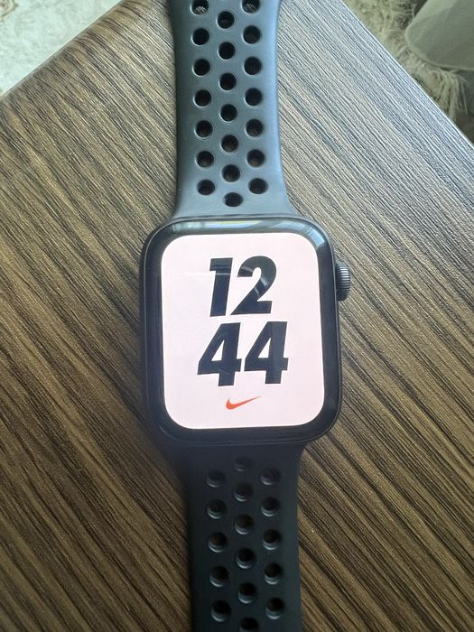 Продам Apple Watch Se 44 mm Nike edition