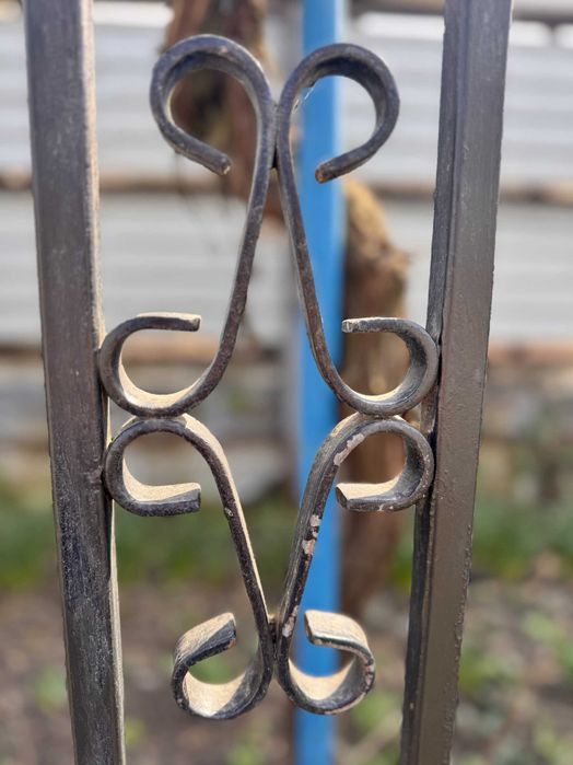 Vând set complet de porți metalice din fier (model decorativ)