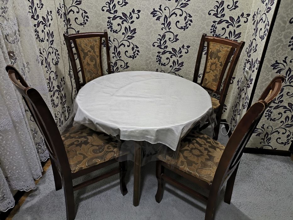 Стол со стульями