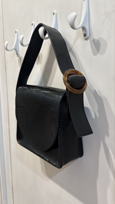 Сумки черная и белая.