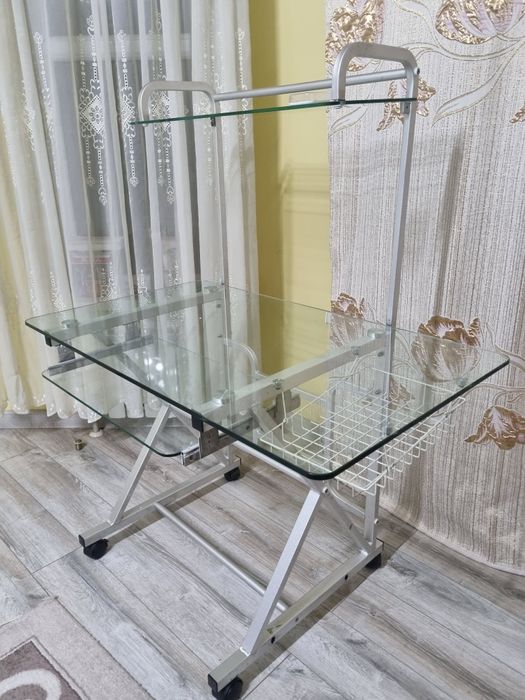 Стеклянный стол продается