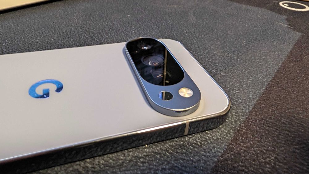 Google Pixel 10 Pro 256GB Moonstone - перфектен, 97% батерия + Spigen