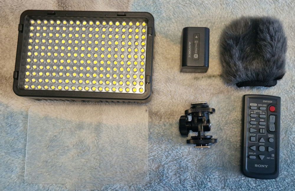 Sony NEX-VG20E – Senzor APS-C & Obiectiv 18-200mm OSS