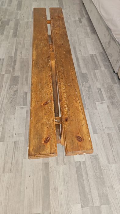 Продам скамейку из красного дерева.