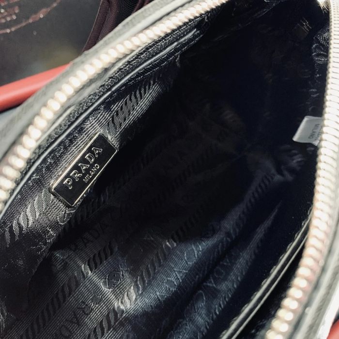 Отделни чанти Chanel и Prada