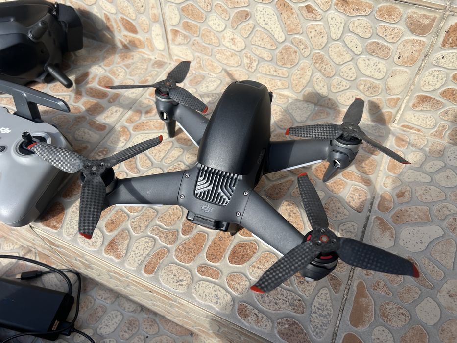 DJI FPV Combo (au ramas drona, incarcator si cutia) sau dezmembrez