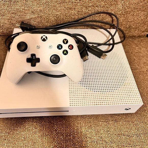 Продам Xbox one s срочно