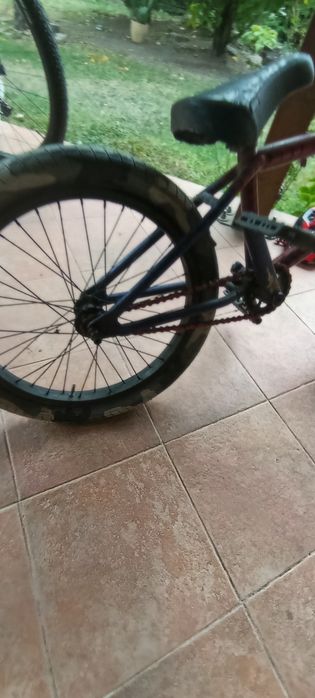 Bicicleta BMX, rosu cu albastru inchis