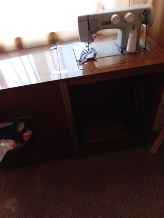 Ножная швейная машинка