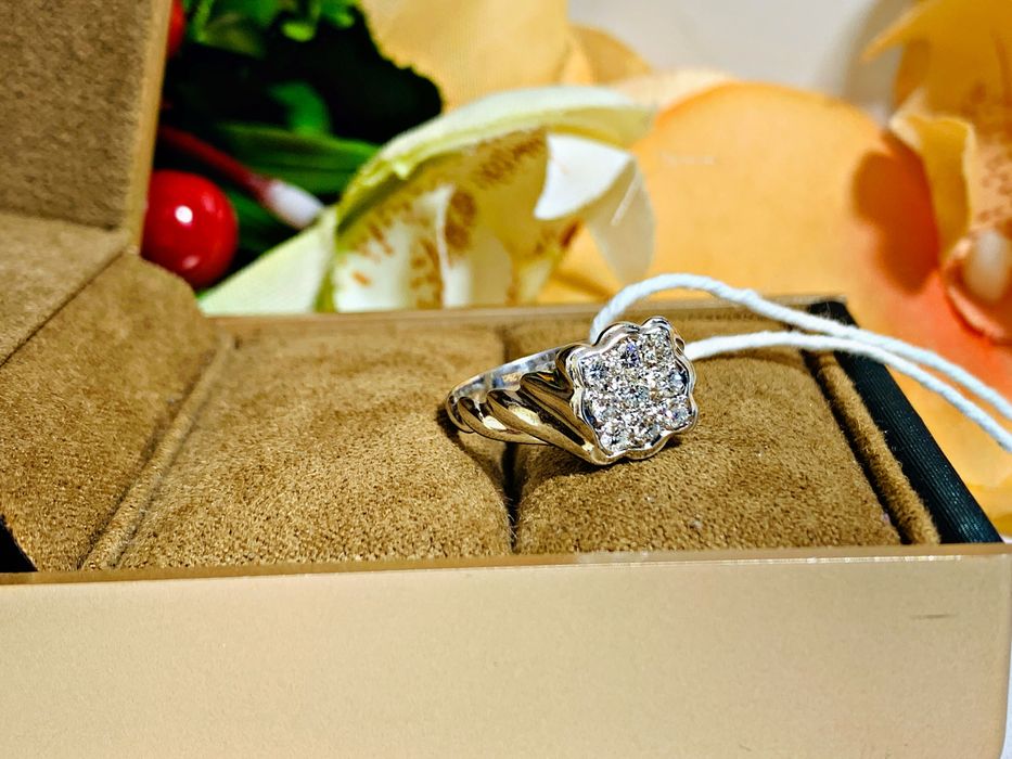 Оригинальной модели золотое кольцо с бриллиантами