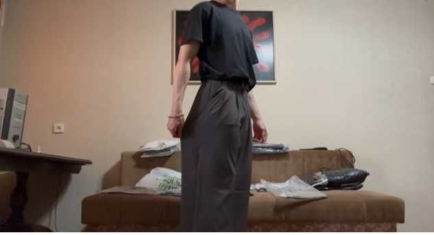 серые широкие брюки