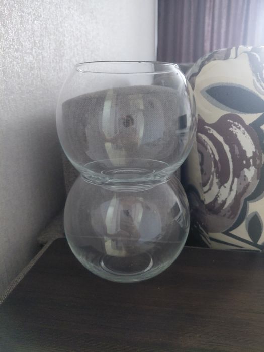 Продам стеклянные вазы.