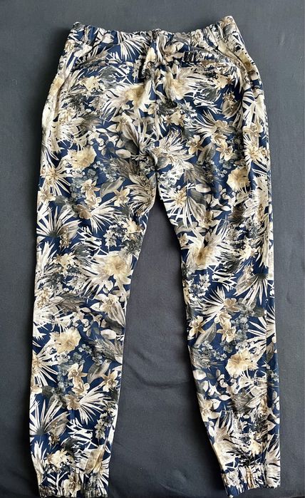 Pantaloni înflorați Zara