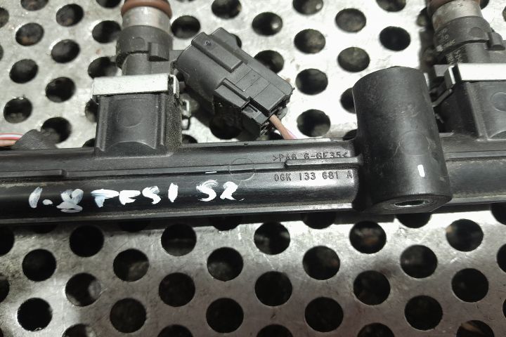 RAMPA INJECTOARE 06K133681A 06K133681A Audi A4 B8/8K (facelift)