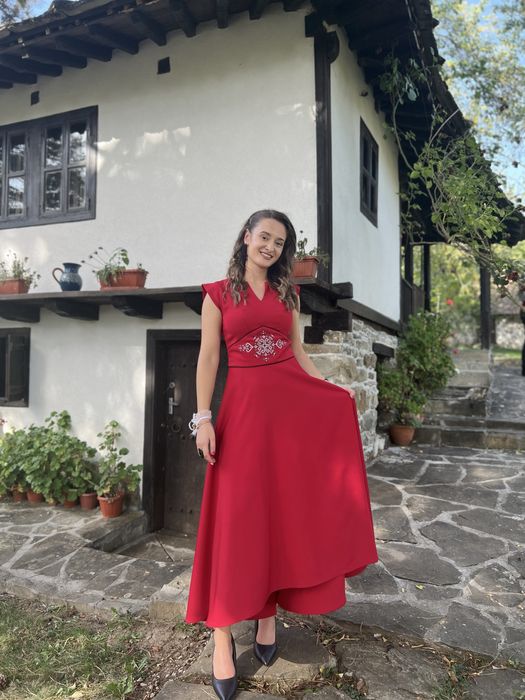 Ослепителна червена рокля с етно мотиви