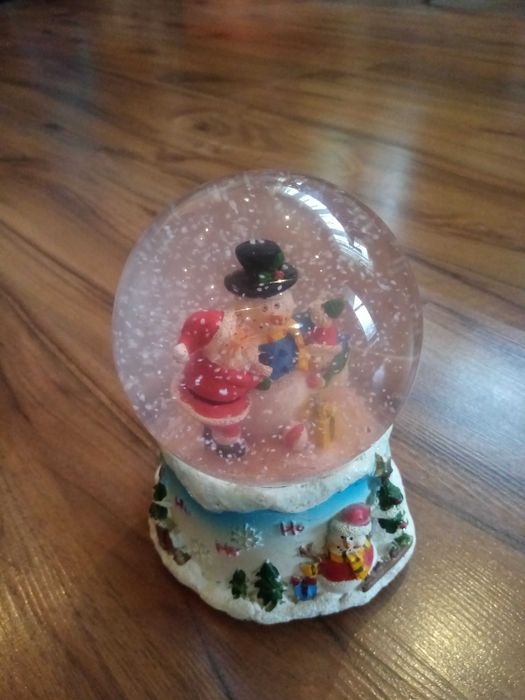 Продавам снежен музикален глобус
