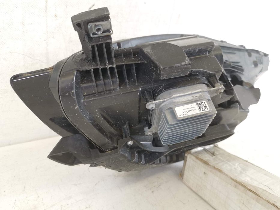 Десен фар Тесла Модел 3/Y / Tesla Model 3/Y Оригинален, повреден