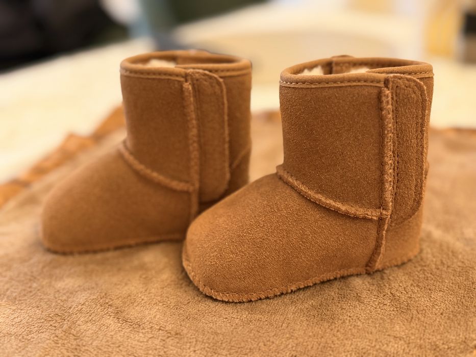 Бебешки боти UGG от естествена агнешка кожа