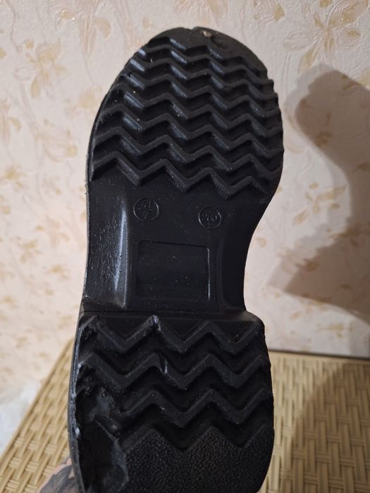 Спецобувь новая продам.