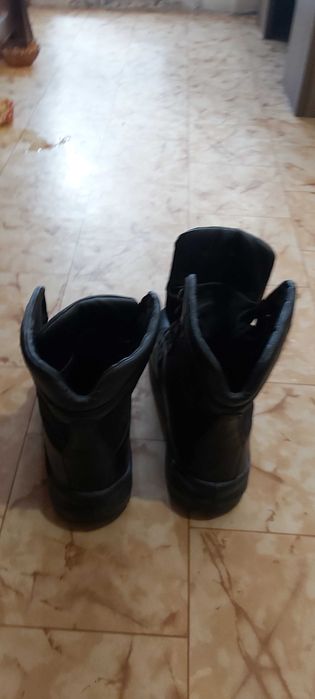 Продавам мъжки черни кубинки естествена кожа номер 45