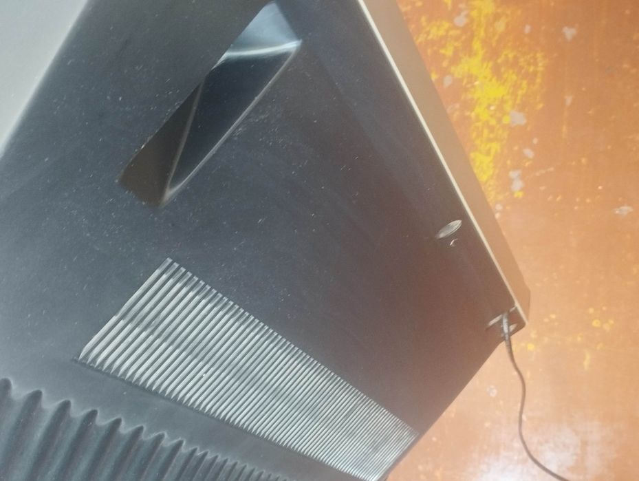 телевизор 32 LG2004 года.