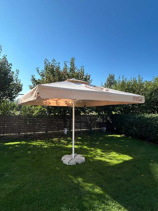 Umbrelă de terasă profesională de 3,5 metri, cu design Coca Cola. Ideală pentru a oferi umbră și protecție în grădină sau pe terasă
