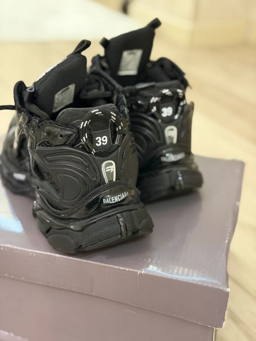 Продам Balenciaga runner