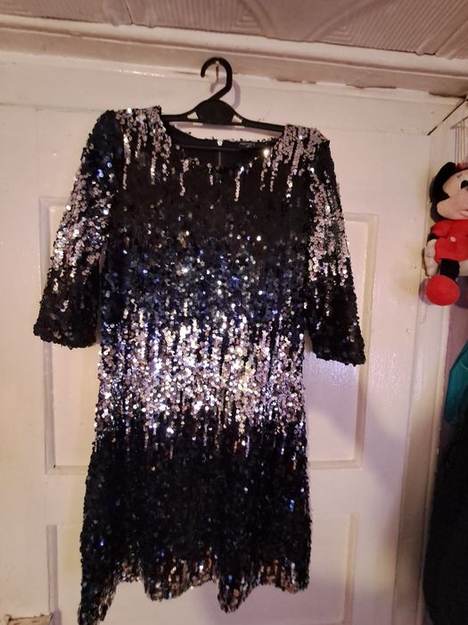Vând rochițe cu paiete